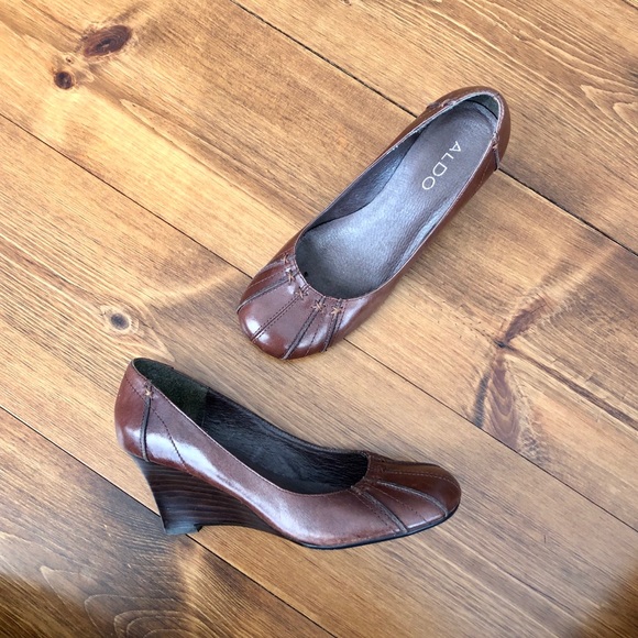 BROWN LEATHER ALDO WEDGE HEELS Size 8